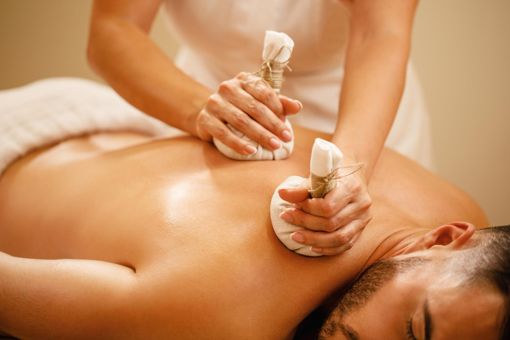 The art of Ayurvedic massage therapy, the advantages of sesame oil and plants